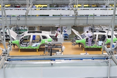 賽力斯鳳凰智慧工廠工人正在裝配汽車。記者 孫凱芳 攝